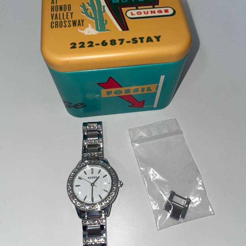 - Original Fossil Damen Uhr
- Größenverstellbar
- Gehäuse: Edelstahl
- mit Glassteine (siehe Bilder)
- Neupreis: 150,00€