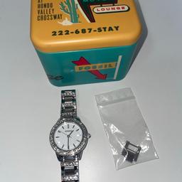 - Original Fossil Damen Uhr
- Größenverstellbar
- Gehäuse: Edelstahl
- mit Glassteine (siehe Bilder)
- Neupreis: 150,00€