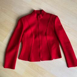 Rote Walkjacke für drinnen und draußen
Gr. 38/40, seitlich gerippter Einsatz
Wenig getragen, alles I. O.
Tier- und rauchfreier Haushalt
Versandkosten trägt der Käufer