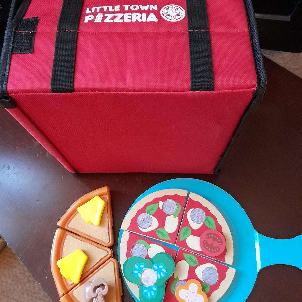 2 types of pizza with attached toppings.
One plastic, one wood.
Comes with storage box.
Good clean cond.
Fy3 layton or post for extra.