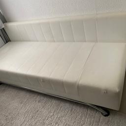 Weiße Schlafcouch aus Kunstleder, Maße 190 x 65 x 40 (H/T/B) ausgeklappt hat die Couch ein Breite von 125cm, mit Staufach unter der Couch, vorne zwei kleine Risse