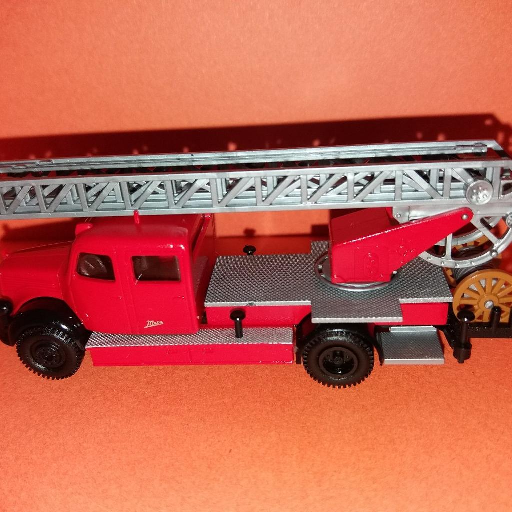 Brekina Feuerwehrauto Drehleiter ausziehbar und drehbar neu
