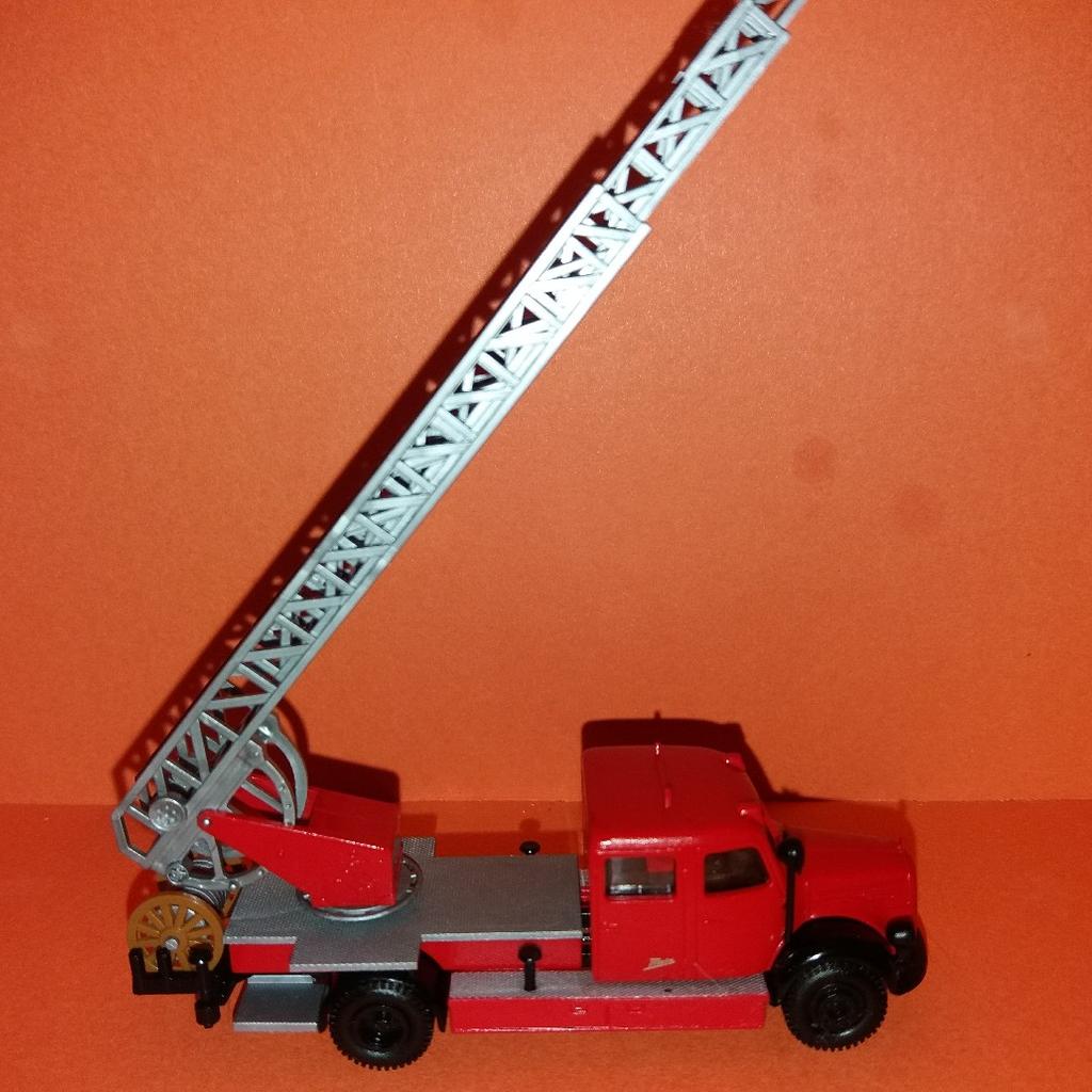 Brekina Feuerwehrauto Drehleiter ausziehbar und drehbar neu