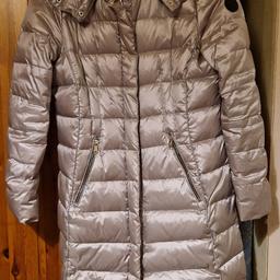 excellent used condition
no faults to mention
size medium
DKNY logo on arm
removable hood
full length zip and press studs
adjustable waist