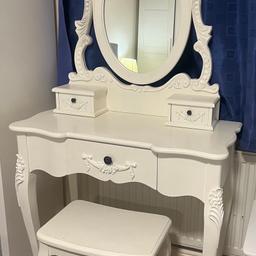 Dressing table and chair 

Off white / old white colour 

Comes with chair, mirror and 2 small drawers 

From a smoke and pet free home 

Slight marks but nothing too major, can easily be painted etc

Paid £120 from dunelm.