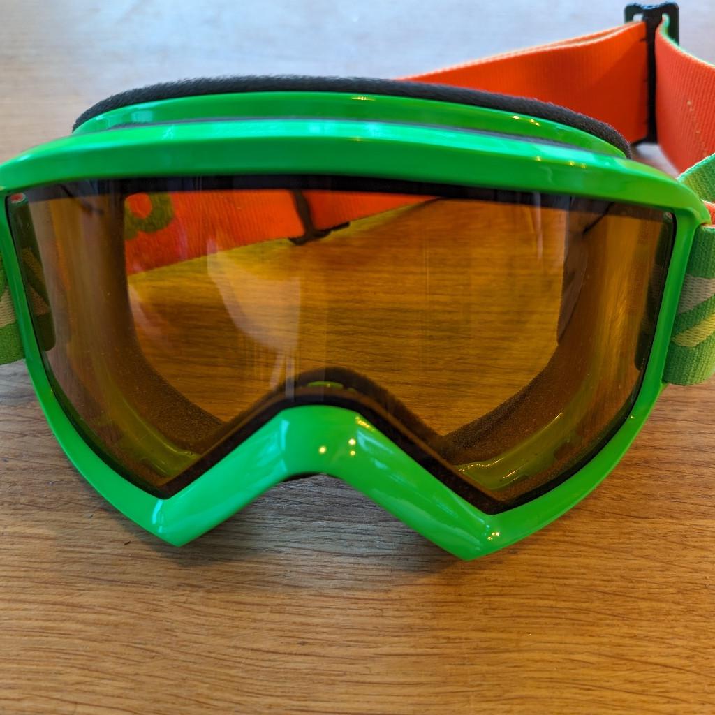 Verkaufe nur selten genutzte Skibrille von Uvex, Farbe grün/orange. Keine Kratzer oder sonstige Beschädigungen.