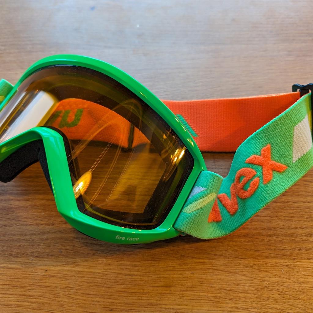 Verkaufe nur selten genutzte Skibrille von Uvex, Farbe grün/orange. Keine Kratzer oder sonstige Beschädigungen.