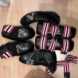 Sparring gloves, shin protectors, feet protectors. Punch pad.
All pretty good condition apart from vinyl is peeling from the gloves.
Collect from Hodge Hill B36
