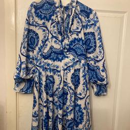 Pretty dress with oversized sleeves and open back.
Says size 16 but will easily fit an 18