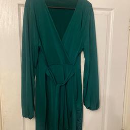 Beautiful dress on, deep V necked, wrap dress with belt.
Please see last photo, seem has come away slightly but easy fix