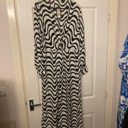 Geometric B n W deep V necked dress
Pictures don’t do it justice.
Was originally £45
Says size 16 but can fit an 18 if your an apple shape.