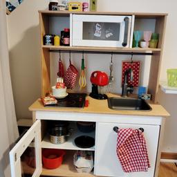 gut erhaltene Spielküche von Ikea (außer ein paar Sticker, siehe Foto) mit sehr viel Zubehör.
Töpfe, Küchenutensilien, Essen aus Holz und Plastik, Kehrschaufel, Mixer usw.