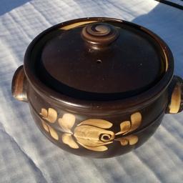 Denby Stoneware Stew Pot, Casserole / Soup Dish, Crock Pot Bakewell Design, 4pt. In great condition considering it's age, as no cracks, chips or hairline issues. Rings true as a dull tone.

Base has some marks due to it's age.

Dimensions
Height: 6.5 inches
Rim Diameter: 8 inches
Depth: 4.5 inches
Liquid capacity: 4 pints

Collection preferred or can be posted out at extra costs globally.