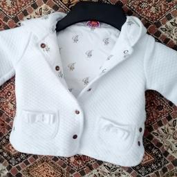 9-12 Months Girls White Ted Baker Quilted Jacket RRP £35

It is in a white waffle with bows, and rose gold popper buttons with a hood with ears, for that super cute factor.

Your friends and family will have a grin when you pull with your cherub wearing this, so just imagine in Christmas time.  Don't miss out.

Collection preferred or can be posted out at extra costs globally.  Always try to minimise costs & recycle materials, as well as combine postage if interested with other items.