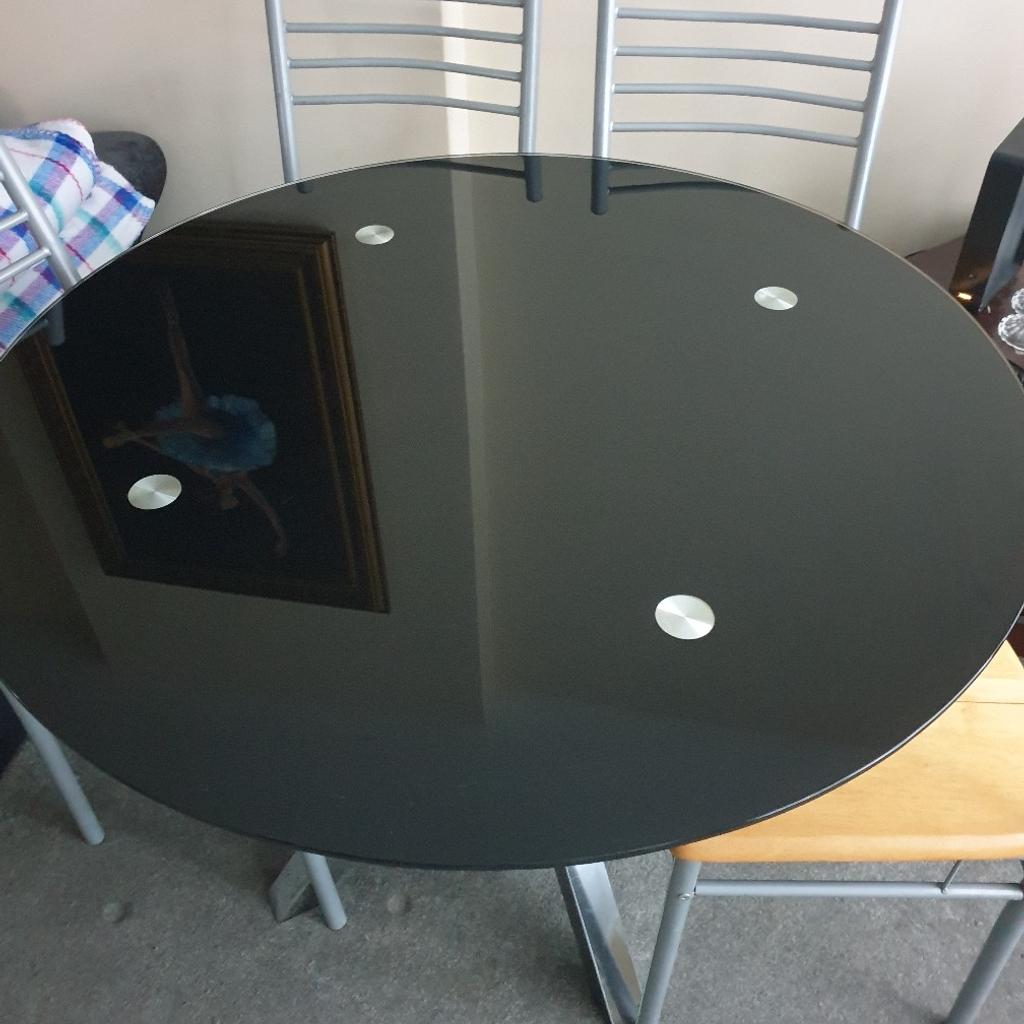 Table with chair in very good cindition