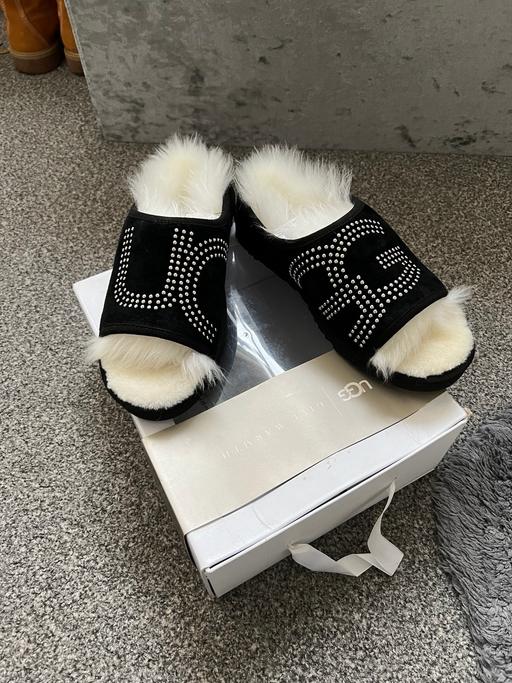 Buy & Sell East London Redbridge - Photos for Brand new UGG stud slippers size 3.5