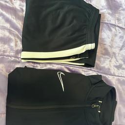 Privat in Bludenz 
Ein gut erhaltenes Trainingsanzug zum Weiterverkauf 

Größe S

Nike Dri Fit Trainingsanzug
