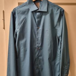 Ich verkaufe ein Hemd von Calvin Klein, Größe M/38. Die Farbe lässt sich am ehesten mit dunkeltürkis beschreiben. Das Hemd wurde sehr selten getragen und befindet sich in einem einwandfreiem Zustand.

Abholung oder Versand.