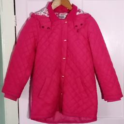 Joules Marcotte Quilted Jacket Bright Pink 11-12yrs 152cm

Little Joule classic is a must-have for any little darling, designed to look just like their much-loved grown ups’ coats.

Perfect for keeping them cosy, this coat is diamond quilted and made from recycled materials.

Been in storage, so best advised to wash before use.

Collection preferred or can be posted out at extra costs globally. Always try to minimise costs & recycle materials, as well as combine postage if interested with others