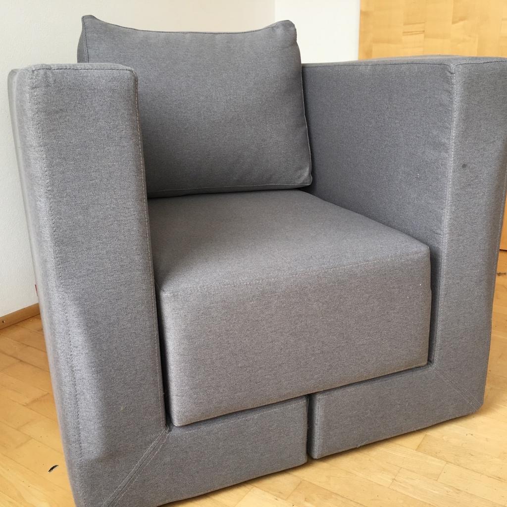 Modulmöbel wie auf den Fotos von Feydom Design Studios.
Kann als Sessel, kleine Lounge oder Notbett aufgestellt werden.
German Design Award.