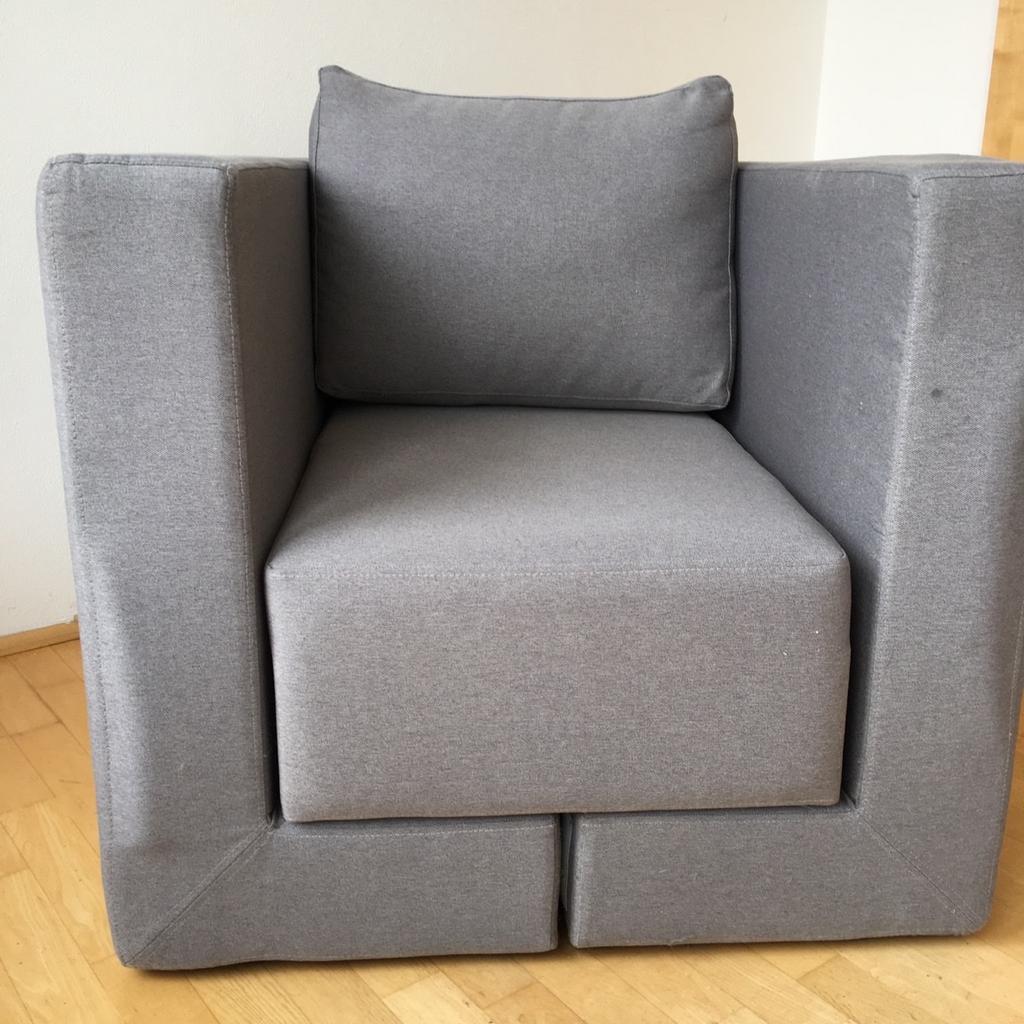 Modulmöbel wie auf den Fotos von Feydom Design Studios.
Kann als Sessel, kleine Lounge oder Notbett aufgestellt werden.
German Design Award.
