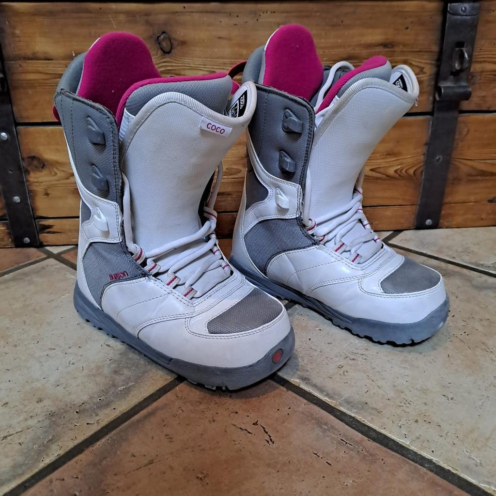 Snowboard Schuhe "Phantom Coco"

Farbe: Weiß & Pink

Größe: 38

Zustand: gebraucht (siehe Bilder)

Übergabe: Selbstabholung

Privatverkauf - keine Garantie oder Gewährleistung