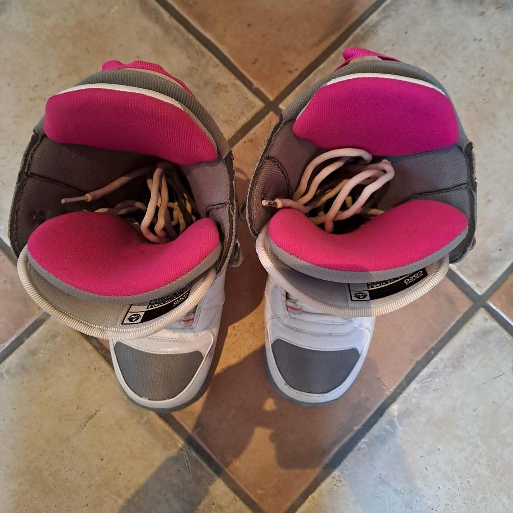 Snowboard Schuhe "Phantom Coco"

Farbe: Weiß & Pink

Größe: 40.5

Zustand: gebraucht (siehe Bilder)

Übergabe: Selbstabholung

Privatverkauf - keine Garantie oder Gewährleistung