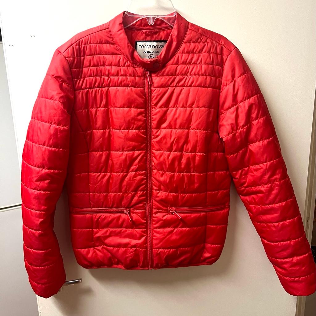 Hi and welcome to this gorgeous looking style light and warm ladies Terranova Giubbotto Puffer jacket Size Medium in perfect condition thanks