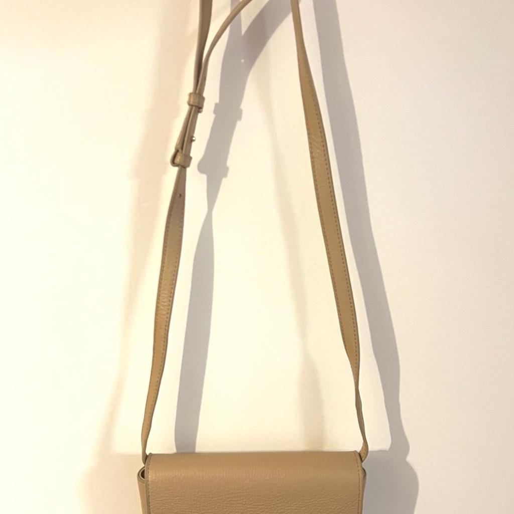Hi and welcome to this beautiful looking style ladies Massimo Dutti Real 100% Leather Crossbody Shoulder Bag in mint condition thanks