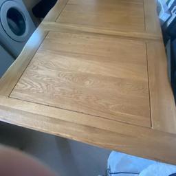 Oak table 6 seat, expendable to 8 or more. In excellent condition. w90cm L140cm extended L200cm H77cm. Selling because want a breakfast bar.