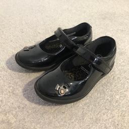 Size 8.5 child / Fit F
Clarks Etch Mist K shoes in patent black

Like new - worn once!