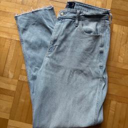 Ich verkaufe eine Hollister Jeans Hose in der Größe W30 L27. Selten getragen. Versand 2€ als Warensendung. Schaut gerne in meinen anderen Anzeigen vorbei!
