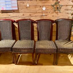 Vier Rattanstühle aus Holz.

Preis für einen Stuhl. 15 Euro für alles