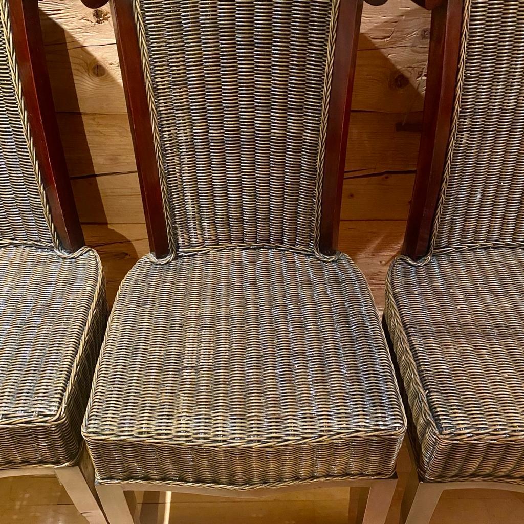 Vier Rattanstühle aus Holz.

Preis für einen Stuhl. 15 Euro für alles