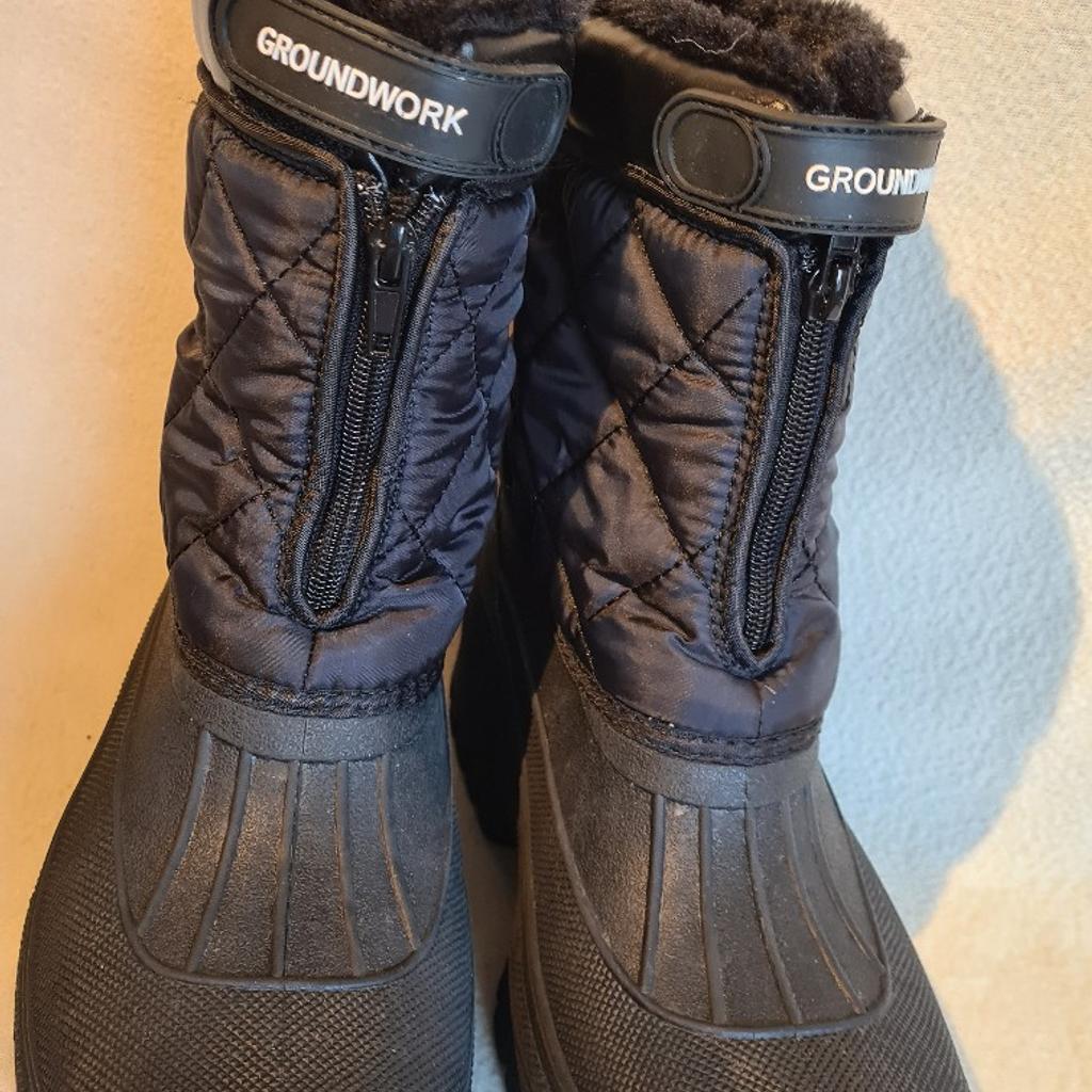 Groundworks snow boots zip and strap immaculate Condition
Groundworks snow boots with uk5. See photos for condition size flaws materials colour etc. Cash on collection or post at extra cost which is £4.55 Royal Mail. I can offer try before you buy option but if viewing on an auction site, if you bid and win it's yours. I can offer free local delivery within five miles of my postcode. Listed on five other sites so it may end abruptly. Don't be disappointed. Any questions please ask and I will an