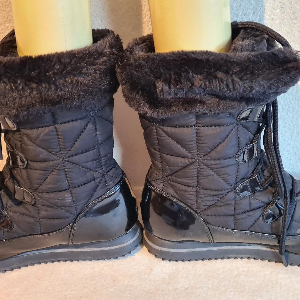 Love your boots Snow boots duck boots black patent uk5 in immaculate condition. snow boots with uk5. See photos for condition size flaws materials colour etc. Cash on collection or post at extra cost which is £4.55 Royal Mail. I can offer try before you buy option but if viewing on an auction site, if you bid and win it's yours. I can offer free local delivery within five miles of my postcode. Listed on five other sites so it may end abruptly. Don't be disappointed. Any questions please ask and I will answer asap.