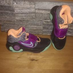 Coole Nike Basketball Schuhe in lila/grün/orange/schwarz
Größe: 40 (sehr klein geschnitten)
keine Schuhbänder mehr