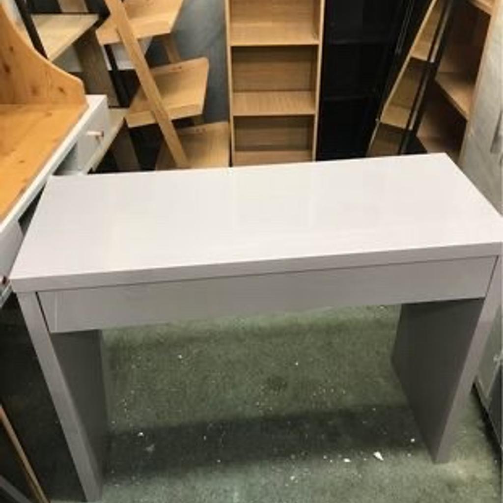 Jenson Hollowcore Dressing Table Desk -Grey Gloss fully assembled but all new and was £180 and now £110 and we can deliver local
Go for a modern look with our Jenson collection. Smooth, sleek and minimalist, this grey gloss table would make a valuable addition to your home. It makes a great desk or dressing table. Use the surface for your laptop or PC to create a useful study area. Alternatively, it gives you that dedicated beauty spot as a dressing table. The full width storage drawer offers ample storage for your hair accessories, nail polishes and make-up
2 drawers with metal runners
Size H75.3, W98.3, D39.1cm