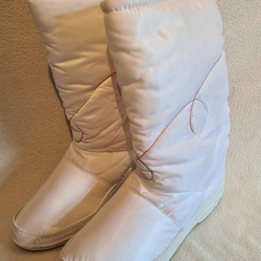 Chamonix Uk5 white snow boots in fantastic condition brandnewwithtags. See photos for condition size flaws materials colour etc. Cash on collection or post at extra cost which is £4.55 Royal Mail. I can offer try before you buy option but if viewing on an auction site, if you bid and win it's yours. I can offer free local delivery within five miles of my postcode. Listed on five other sites so it may end abruptly. Don't be disappointed. Any questions please ask and I will answer asap.