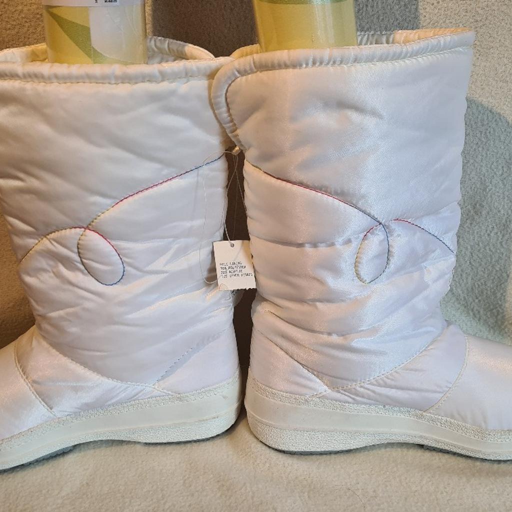 Chamonix Uk5 white snow boots in fantastic condition brandnewwithtags. See photos for condition size flaws materials colour etc. Cash on collection or post at extra cost which is £4.55 Royal Mail. I can offer try before you buy option but if viewing on an auction site, if you bid and win it's yours. I can offer free local delivery within five miles of my postcode. Listed on five other sites so it may end abruptly. Don't be disappointed. Any questions please ask and I will answer asap.