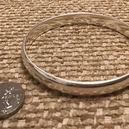 Solid 925 silver bangle
Stamped 925
Diameter across bangle is 58mm
Width band of bangle is 8 mm
Hinged fastener
Quite heavy as solid silver not hollow
Great gift
£14 o n o