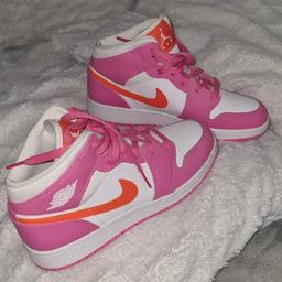 Verkaufe Jordan 1 Pinksicle Orange Schuhe, Größe 39, wie neu.
Habe die Schuhe nur 1x getragen.
Preis verhandelbar.