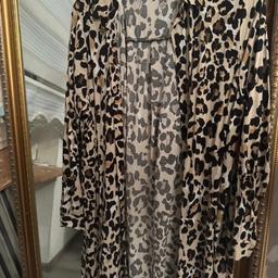 Schöner leoparden-muster  halblanger Hemd 
Versand möglich 1.95€
Zahlung per paypal