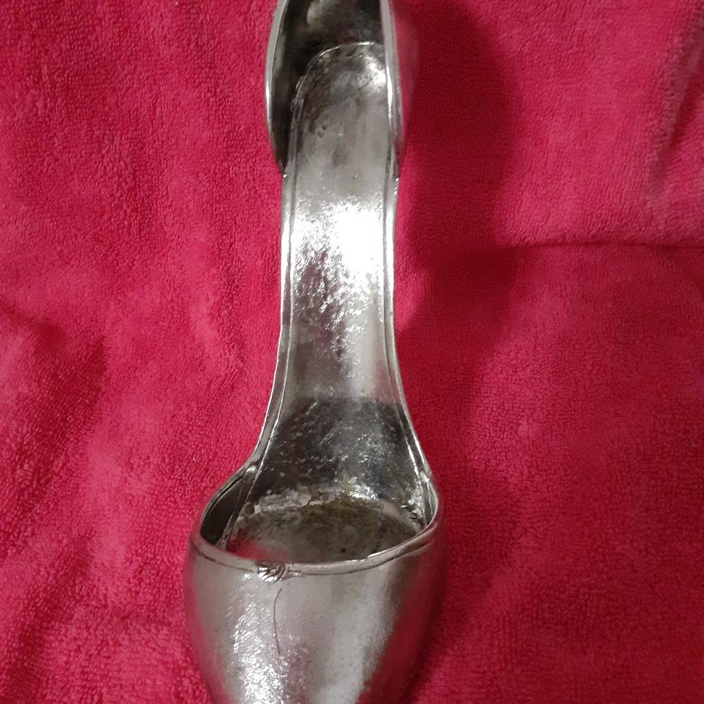 Sexy, silver, novelty, ladies stilletto shoe. Wine bottle holder. Lightweight resin. Looks like metal. Will look ideal on a bar, shop window display, ladies dressing room, let your imagination run wild! Good condition. £8.00. Collection from L11. Thankyou