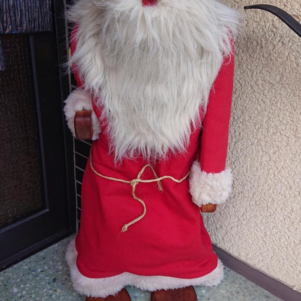 Zum Verkauf steht dieser sehr große Weihnachtsmann auf einem Holz Gestell. Er ist 110cm groß. Dachbodenfund meiner Großeltern. Tierfreier und Nichtraucher Haushalt. Versand ist gegen Aufpreis möglich und Bezahlung gerne per PayPal oder Überweisung