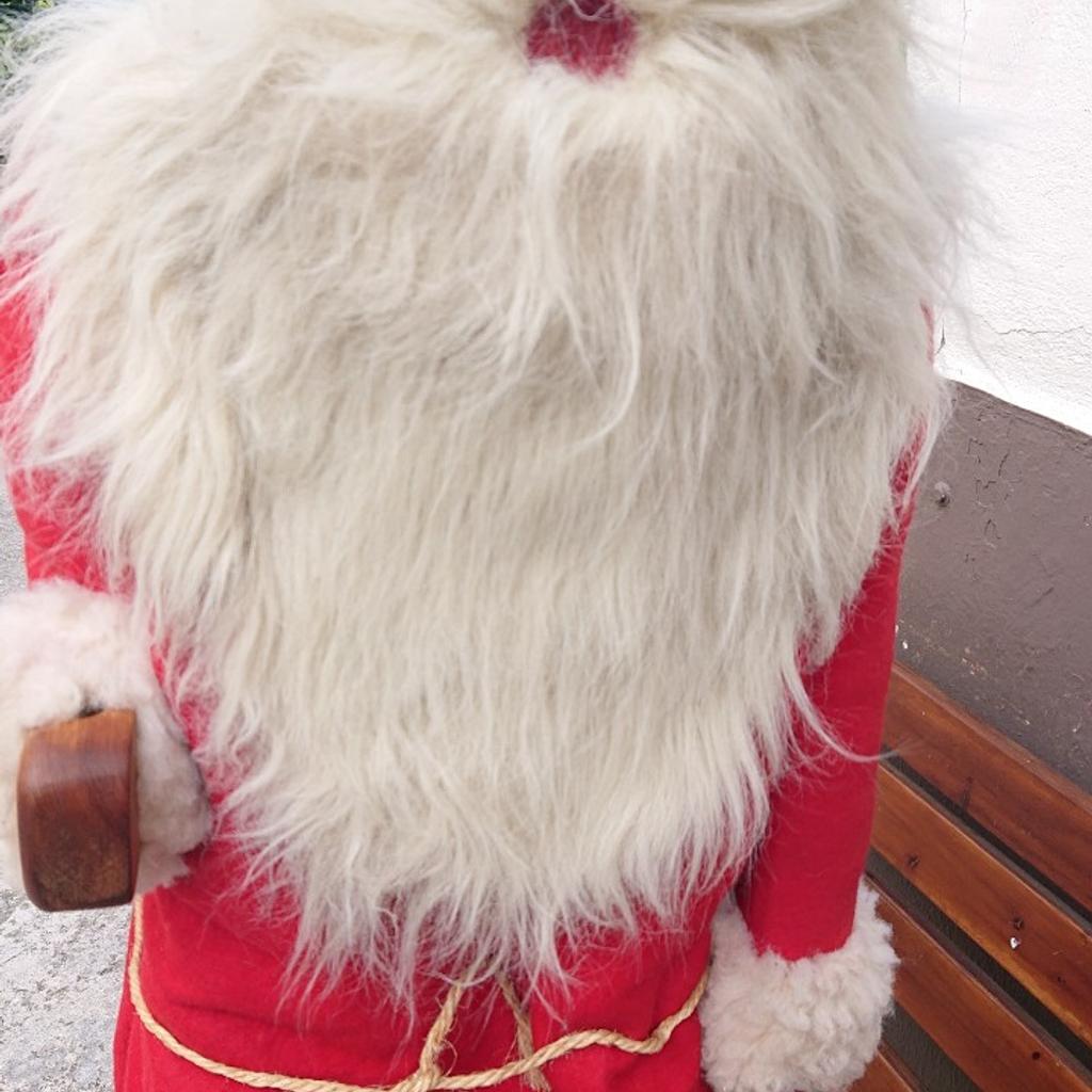 Zum Verkauf steht dieser sehr große Weihnachtsmann auf einem Holz Gestell. Er ist 110cm groß. Dachbodenfund meiner Großeltern. Tierfreier und Nichtraucher Haushalt. Versand ist gegen Aufpreis möglich und Bezahlung gerne per PayPal oder Überweisung
