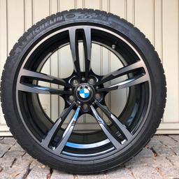 Angeboten wird ein original BMW M Doppelspeiche 437 Radsatz mit 19 Zoll bicolor Alufelgen und Winterreifen in gutem, gebrauchten Zustand.

Auf einer Felge sind kleine Kratzer vorhanden (siehe Detailfotos).

Zu den Felgen:
Größe: 19 Zoll
Farbe: bicolor (jet black / glanzgedreht)

Zu den Reifen:
Spezifikation: Winterreifen
Hersteller: Michelin
Modell: Pilot Alpin
Größe VA: 255 / 35 R19 HA: 275 / 35 R19
DOT VA: 2915 HA: 3016

Versand möglich.
Preis zzgl. Versand (beispielsweise über iloxx ab 64,90€)

Bei Fragen gerne melden.