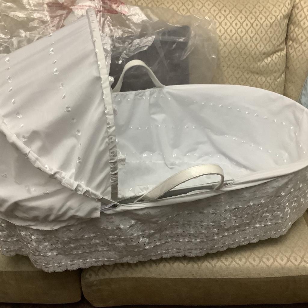 Shnuggle Dreami white Moses Basket with cover in B33 Birmingham für 108