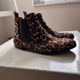 Im Auftrag einer älteren Bekannte verkaufe ich diese kaum getragene Schlupfstiefel im Leoparden-Muster (ausgefallenes Design) von der Marke Truman’s in Größe 39.

Die Schuhe sind gut verarbeitet und weisen kaum Gebrauchsspuren auf. Lediglich an einem Schuh hat sich der Kleber an der Sohle etwas gelöst...
Das lässt sich jedoch wieder leicht reparieren/ankleben.

Versand oder Abholung möglich.

Viele Grüße

Hinweis: Tierfreier Nichtraucher-Haushalt.

@Chelsea Boots @Stiefeletten @ Truman’s @ausgefallenes Design @Festtagsschuhe @Anzugsschuhe @elegante Schuhe @zeitloses Design