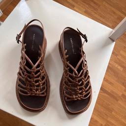 Im Auftrag einer lieben Bekannte verkaufe ich dieses Paar Sandalen von Roberto del Carlo in Größe 38,5.

Die Schuhe sind gut verarbeitet und haben kaum Gebrauchsspuren.

Bei Interesse bitte ich um ein Angebot, schaut auch gerne meine weiteren Anzeigen an.

Versand oder Abholung möglich.

Viele Grüße

Hinweis : Tierfreier Nichtraucherhaushalt.